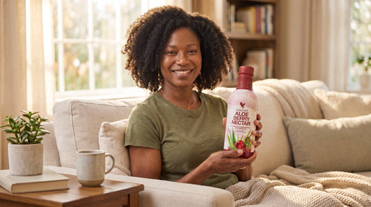 Femme tenant un produit de soin naturel O'bio Shop